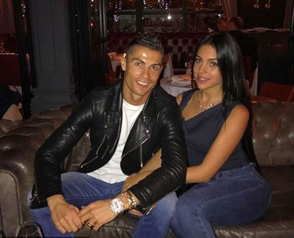 Ronaldo khoe ảnh 'tiểu công chúa' trên mạng xã hội - ảnh 2