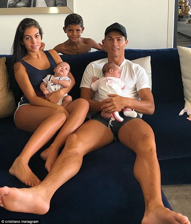 Ronaldo khoe ảnh 'tiểu công chúa' trên mạng xã hội - ảnh 3