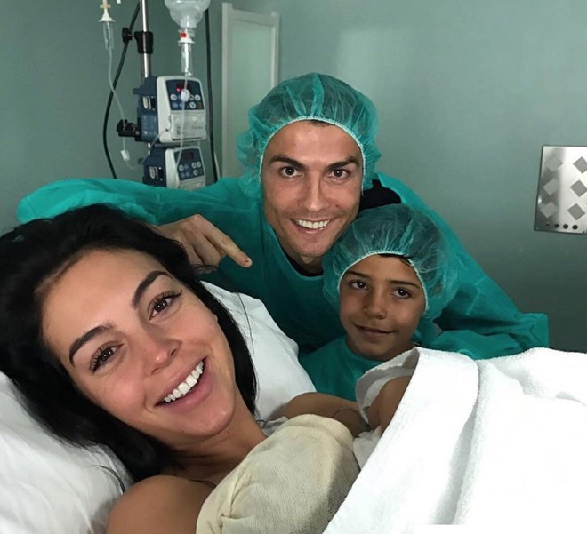 Ronaldo khoe ảnh 'tiểu công chúa' trên mạng xã hội - ảnh 4