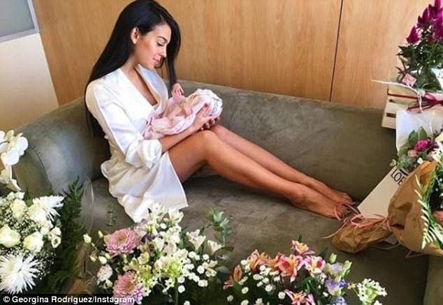 Ronaldo khoe ảnh 'tiểu công chúa' trên mạng xã hội - ảnh 5