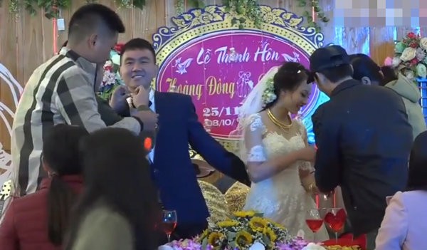 Choáng với đám cưới “ngập trong vàng” của cô dâu, chú rể Thanh Hóa - ảnh 4