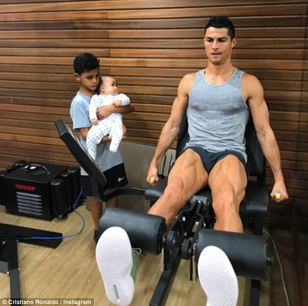 Ronaldo khoe ảnh 'tiểu công chúa' trên mạng xã hội - ảnh 6