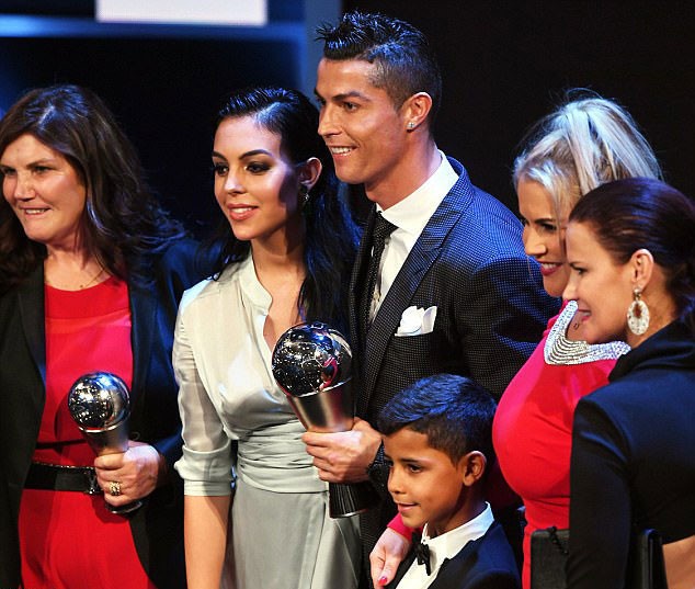 Ronaldo khoe ảnh 'tiểu công chúa' trên mạng xã hội - ảnh 7