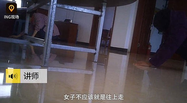 Giáo viên bắt nữ sinh quỳ gối xin lỗi vì xem phim khiêu dâm - ảnh 1
