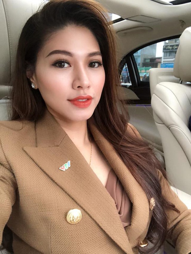 Diện vest cá tính và quyến rũ như BTV Ngọc Trinh - ảnh 4