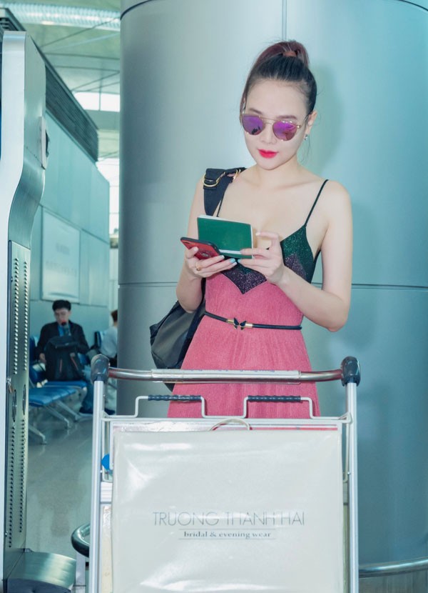 Dương Yến Ngọc diện đầm trễ nải quyến rũ, lên đường thi hoa hậu quý bà - ảnh 5