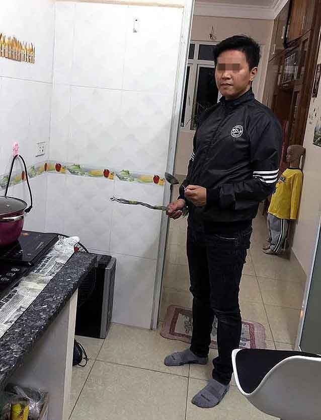 Thực nghiệm hiện trường vụ bé trai 10 tuổi tố bị bố đẻ bạo hành - ảnh 2