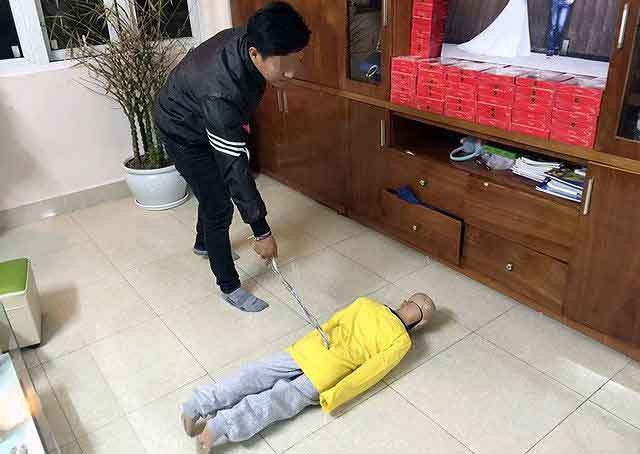 Thực nghiệm hiện trường vụ bé trai 10 tuổi tố bị bố đẻ bạo hành - ảnh 3