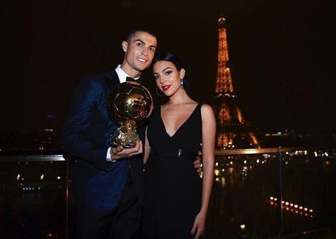 Giành Quả bóng Vàng, Ronaldo được bạn gái tặng... áo sơ sinh - ảnh 1