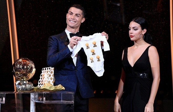 Giành Quả bóng Vàng, Ronaldo được bạn gái tặng... áo sơ sinh - ảnh 2