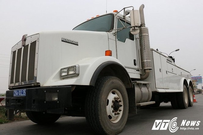 Cận cảnh xe cứu hộ 'khủng' giá 22 tỷ đồng ở BOT quốc lộ 5 - ảnh 1