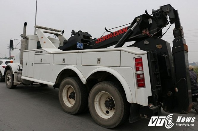 Cận cảnh xe cứu hộ 'khủng' giá 22 tỷ đồng ở BOT quốc lộ 5 - ảnh 2