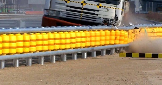 Rào chắn thông minh khiến xe tải hàng chục tấn chịu thua: - ảnh 6