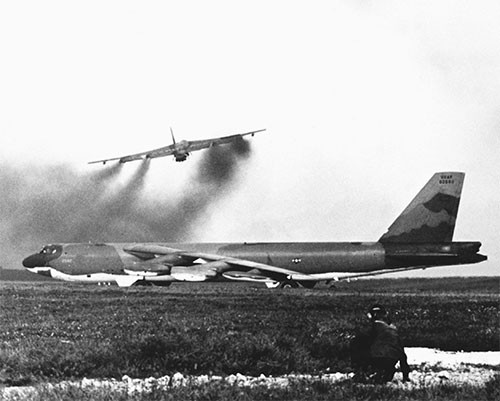'Pháo đài bay' B-52 và SAM-2 'nối tầng' - ảnh 1