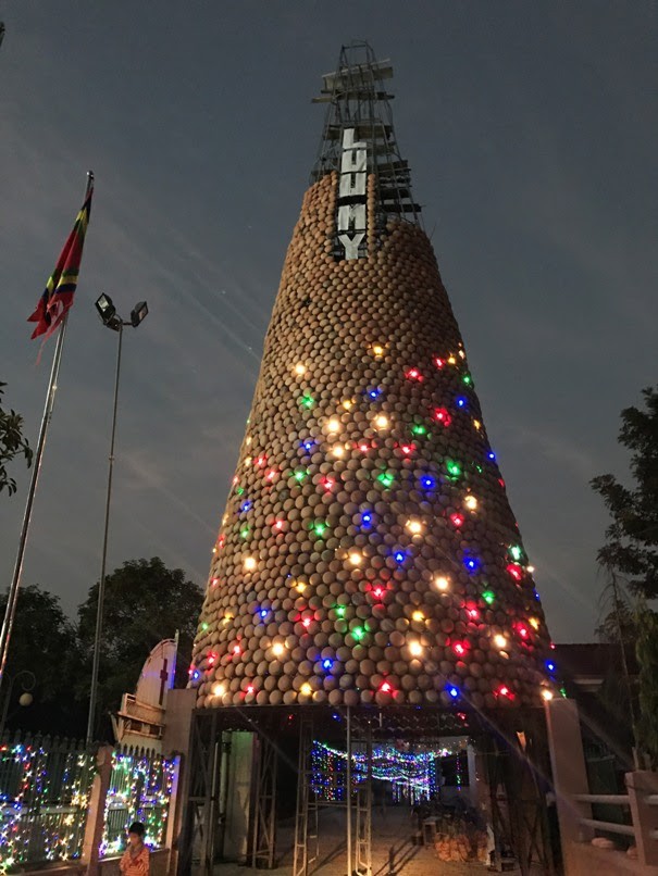 Cây thông Noel độc nhất vô nhị, được làm từ 6.000 nồi đất nung - ảnh 7