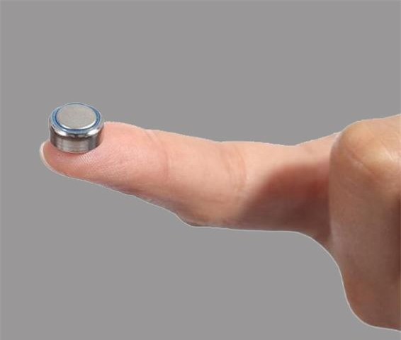 Bé 2 tuổi suýt tử vong vì nuốt phải cục pin phổ biến trong đồ chơi - ảnh 1