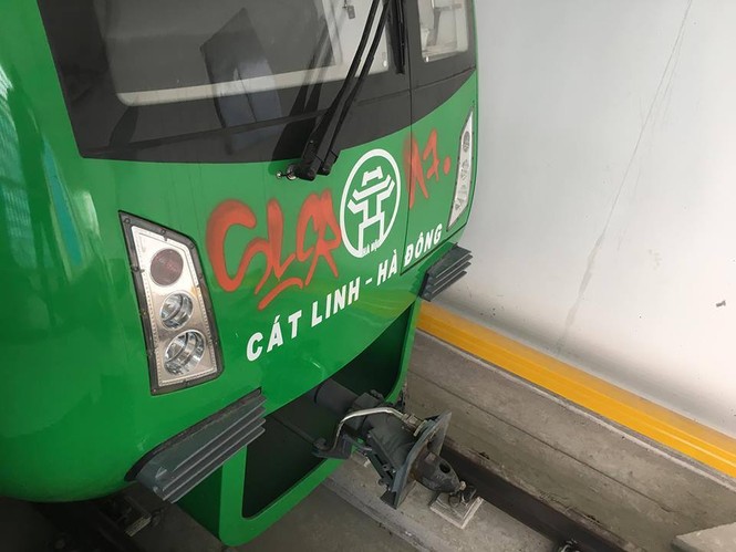 Tàu đường sắt Cát Linh - Hà Đông bị phun sơn 'hình lạ' - ảnh 4