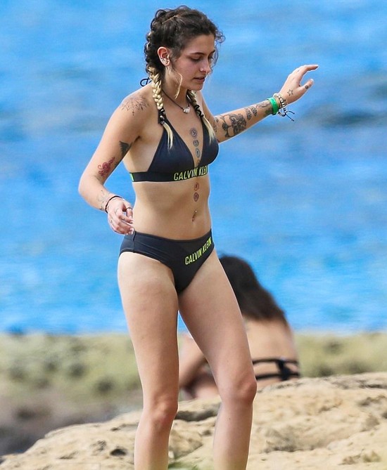 Con gái 19 tuổi của Michael Jackson lộ đầy hình xăm khi mặc bikini - ảnh 2
