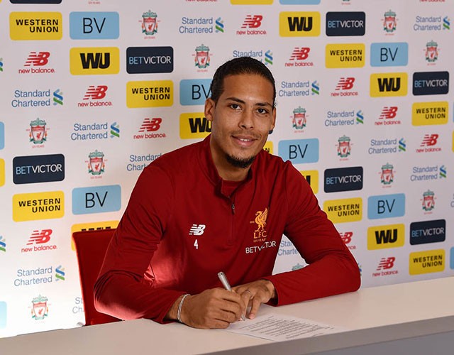Những hình ảnh đầu tiên của 'bom tấn' Van Dijk tại Liverpool - ảnh 1