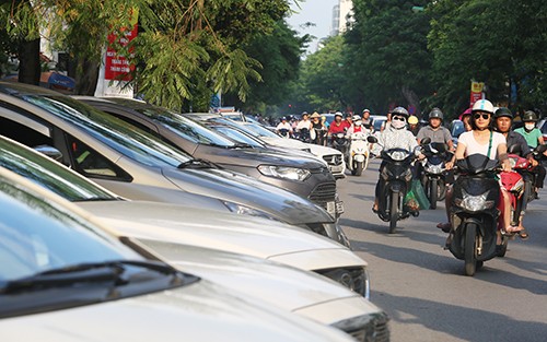 Nhiều tài xế ôtô ở Hà Nội bất ngờ vì giá trông giữ xe tăng mạnh - ảnh 1