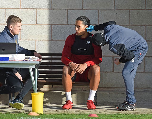 Những hình ảnh đầu tiên của 'bom tấn' Van Dijk tại Liverpool - ảnh 8