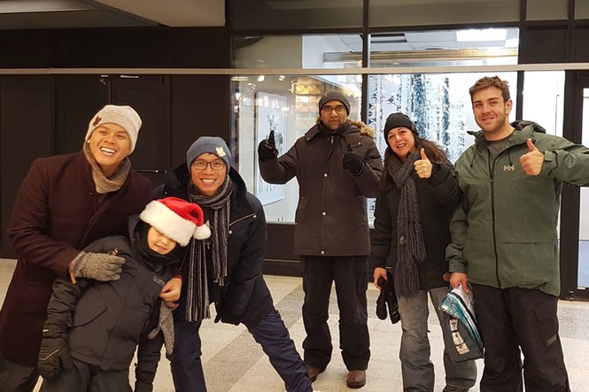 John Huy Trần và bạn đời đồng tính tình tứ trăng mật ở Canada - ảnh 7