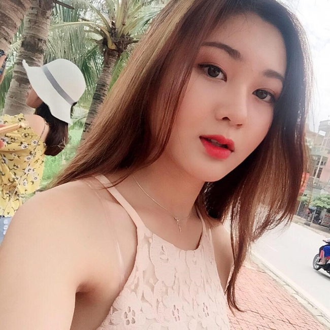 Thả dáng 20 giây, nữ sinh trường báo được ví như Celine Farach - ảnh 4
