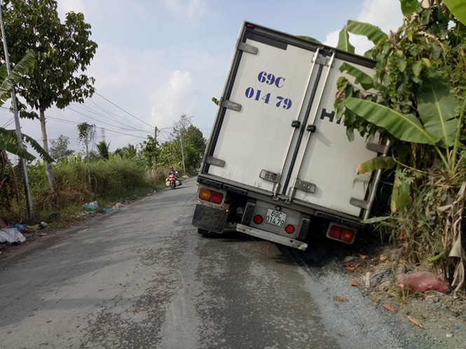 Xe 'lũ lượt' né BOT Cần Thơ – Phụng Hiệp đi vào đường dân sinh - ảnh 1