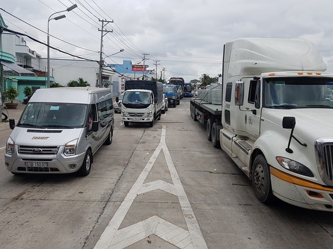 Tài xế đỗ xe 'ăn vạ', BOT Cần Thơ-Phụng Hiệp lúc xả, lúc thu - ảnh 2