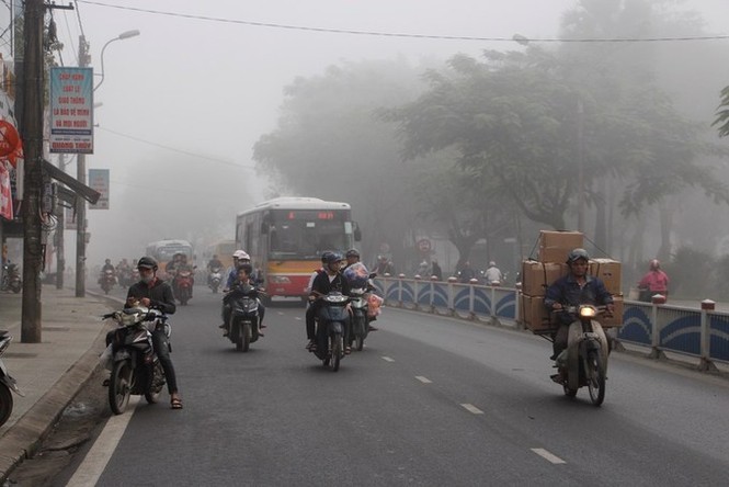 Thành phố Huế chìm trong sương mù - ảnh 4