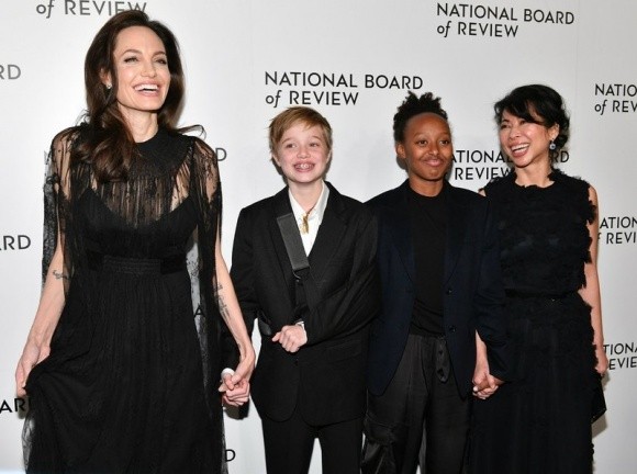 Angelina Jolie hẹn hò với nhà sản xuất phim người Campuchia kém 4 tuổi - ảnh 2