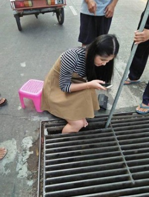 Cô gái Thái Lan kẹt chân dưới cống vì mải dùng điện thoại - ảnh 2