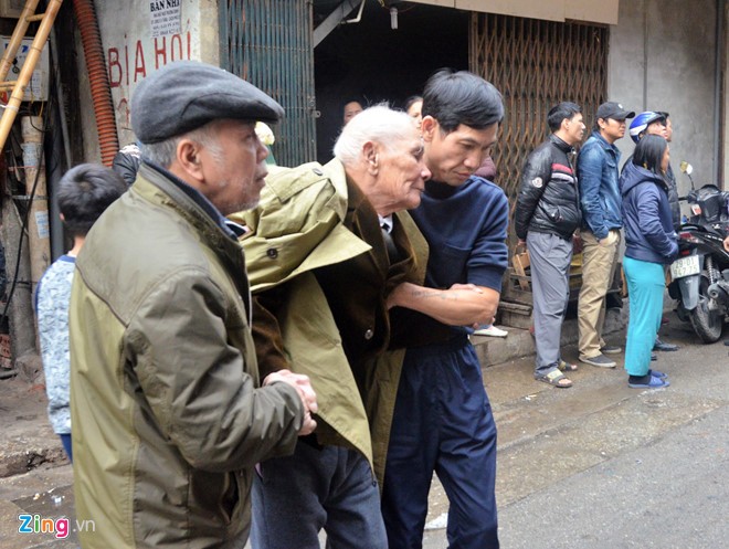 'Người hùng' kể phút leo 4 tầng cứu 2 cụ già trong căn nhà cháy - ảnh 2