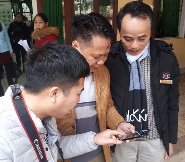 Thầy giáo dùng gậy selfie kẹp smartphone chấm 30 bài thi/phút - ảnh 1