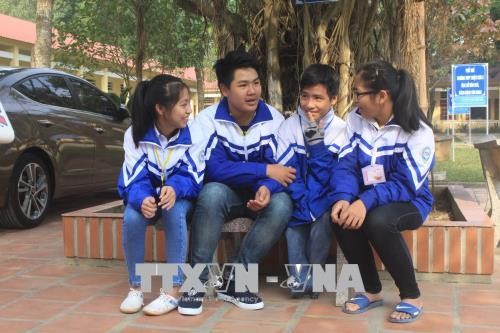Xúc động nam sinh cõng bạn suốt 8 năm đến trường - ảnh 1