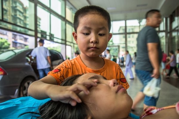 Rơi nước mắt bé trai 7 tuổi một mình đưa chị gái vào viện - ảnh 1