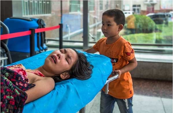 Rơi nước mắt bé trai 7 tuổi một mình đưa chị gái vào viện - ảnh 2