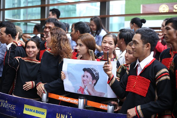 H'Hen Niê nghẹn ngào trong vòng tay chào đón của gia đình, dân làng Ê Đê - ảnh 2