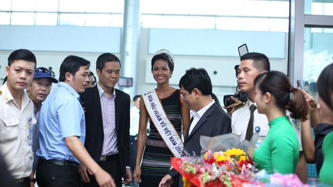 H'Hen Niê nghẹn ngào trong vòng tay chào đón của gia đình, dân làng Ê Đê - ảnh 4