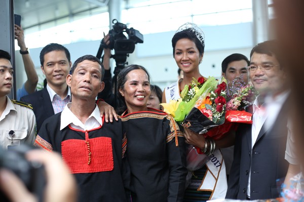 H'Hen Niê nghẹn ngào trong vòng tay chào đón của gia đình, dân làng Ê Đê - ảnh 6