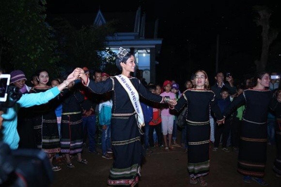 Hoa hậu H'Hen Niê mang dép lê, nhảy múa tưng bừng cùng buôn làng - ảnh 11