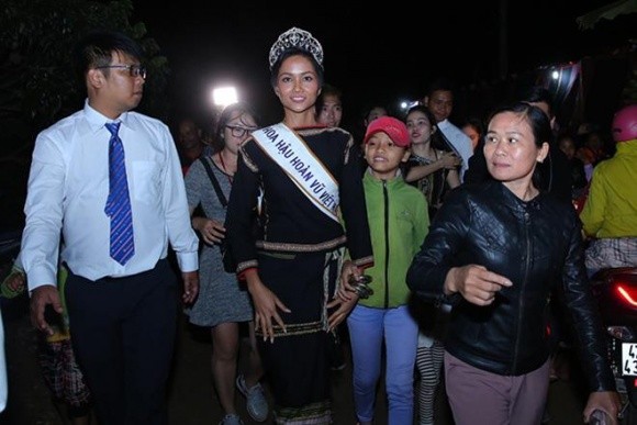 Hoa hậu H'Hen Niê mang dép lê, nhảy múa tưng bừng cùng buôn làng - ảnh 1