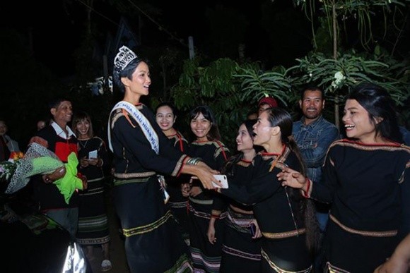 Hoa hậu H'Hen Niê mang dép lê, nhảy múa tưng bừng cùng buôn làng - ảnh 4