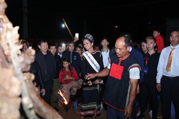 Hoa hậu H'Hen Niê mang dép lê, nhảy múa tưng bừng cùng buôn làng - ảnh 5