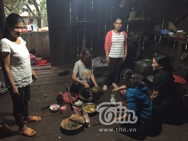 Nhà H’Hen Niê tất bật mở tiệc đãi dân làng với các món truyền thống Ê Đê - ảnh 5