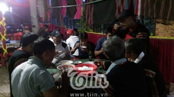 Nhà H’Hen Niê tất bật mở tiệc đãi dân làng với các món truyền thống Ê Đê - ảnh 7