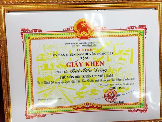 Bố mẹ thủ môn U23 Việt Nam Tiến Dũng thay con nhận thưởng 'nóng' - ảnh 1