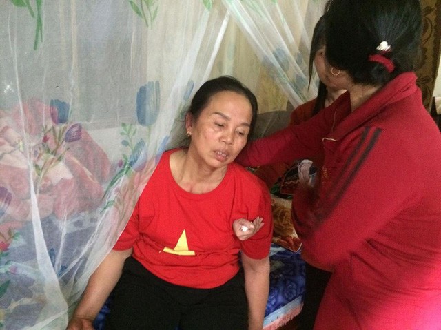 Mẹ trung vệ Tiến Dũng ngất lên ngất xuống khi U23 Việt Nam gỡ hòa - ảnh 2