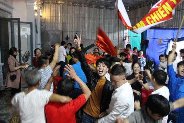 Mẹ trung vệ Tiến Dũng ngất lên ngất xuống khi U23 Việt Nam gỡ hòa - ảnh 3