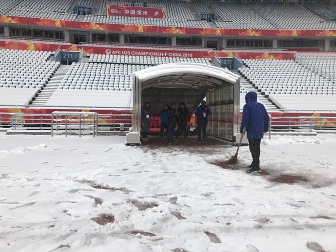 Tuyết phủ kín sân đấu trận chung kết U23 Việt Nam-U23 Uzbekistan - ảnh 6